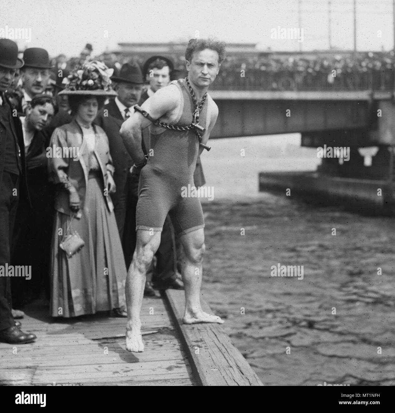 Des sauts d'Houdini, 1908 Pont de Harvard, Houdini debout près du côté de la Charles River, enchaînée et des menottes. Harry Houdini (1874 - 1926) née à l'austro-hongrois de l'évasion de l'Amérique, illusionniste et stunt performer Banque D'Images
