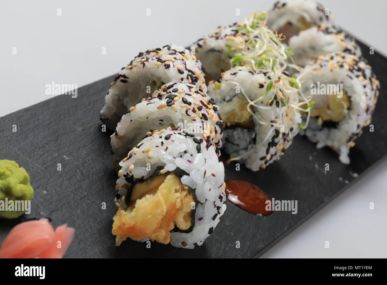 Un grand nombre de rouleaux de sushi Banque D'Images