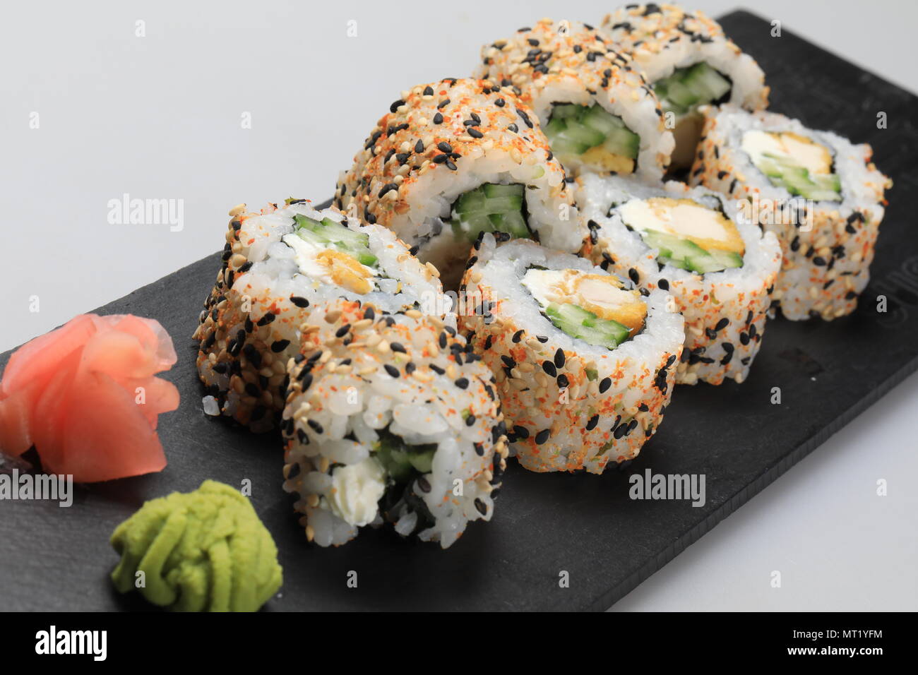 Un grand nombre de rouleaux de sushi Banque D'Images