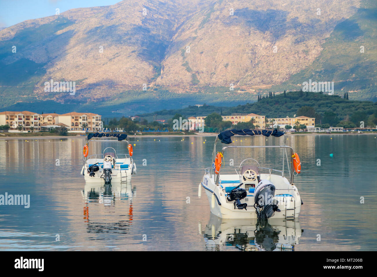Deux bateaux de vitesse à Alykanas Boatyard au lever du soleil, coloration  naturelle appliquée. Zante (Zakynthos) Greek Îles Ioniennes Photo Stock -  Alamy
