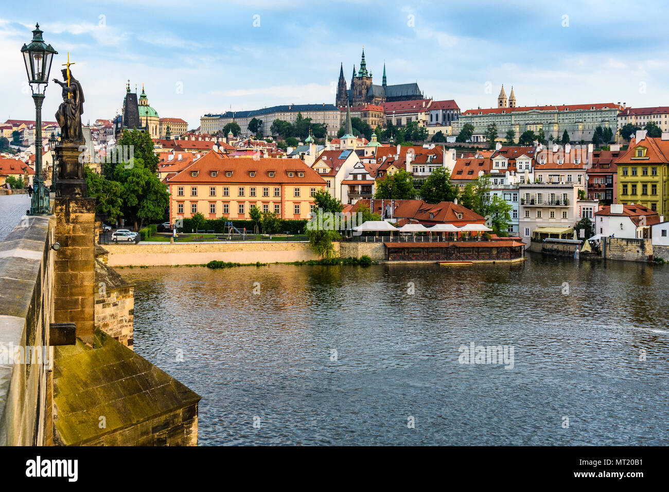 Vue sur la cathédrale Saint-Guy et le château du Pont Charles à l'aube, Prague, République Tchèque Banque D'Images