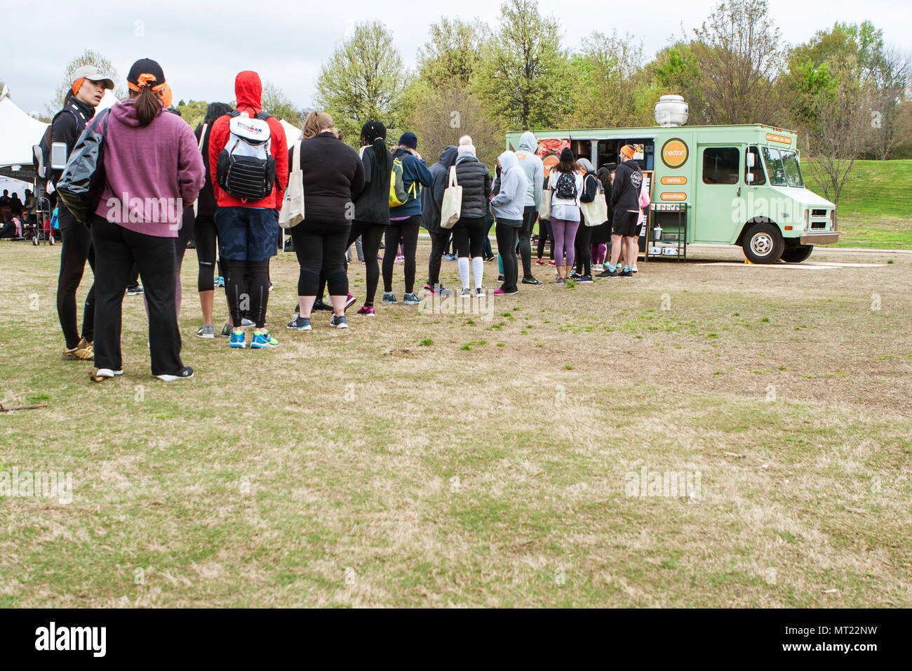 Les gens se tenir dans une longue ligne de commande d'un camion alimentaire lors d'un événement à Piedmont Park le 8 avril 2018 à Atlanta, GA. Banque D'Images