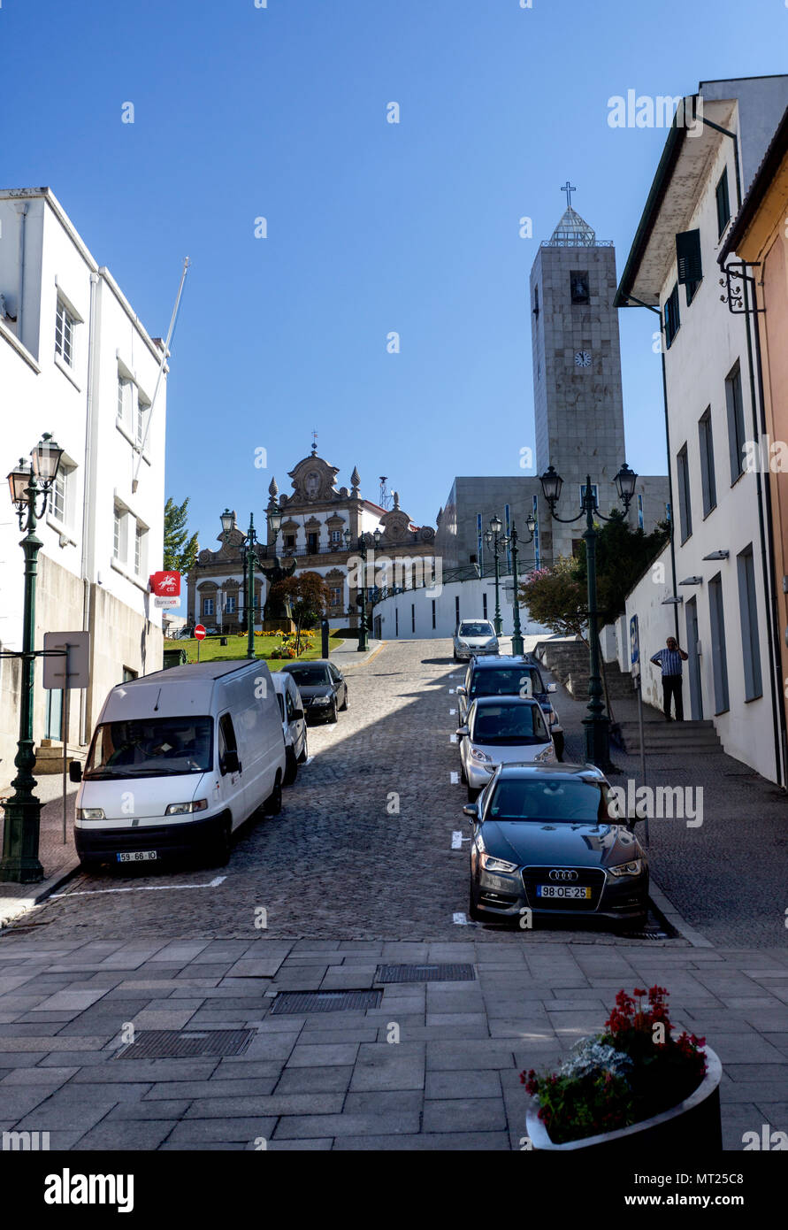 Vue sur la ville, y compris l'Hôtel de Ville et l'église paroissiale de Notre-Dame de l'Incarnation, en Mirandela, Tras os Montes, Portugal Banque D'Images