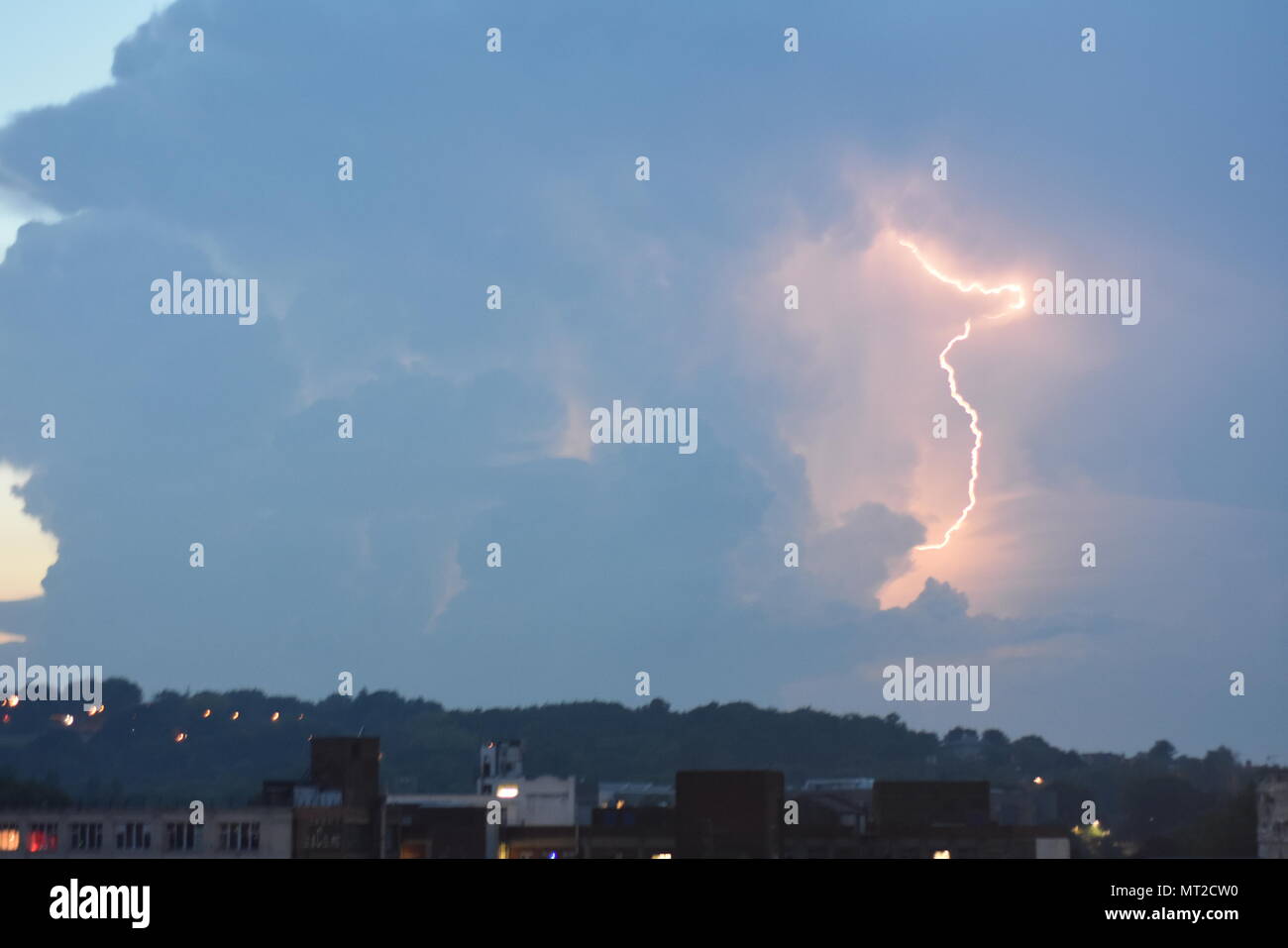 Londres, Royaume-Uni. 27 mai 2018. Deuxième jour de l'orage s'allume le ciel de Londres avec plus d'éclairs que la Banque continue de vacances. Flash des éclairs et des fissures dans les nuages en ce qui est appelé la mère de tous les orages. La température est en ce moment autour de 20 degrés et est estimée à 29 demain, de sorte que nous pouvons nous attendre à obtenir plus de tonnerre et de la foudre de l'ensemble de la banque. Credit : Ricardo Maynard/Alamy Live News Banque D'Images