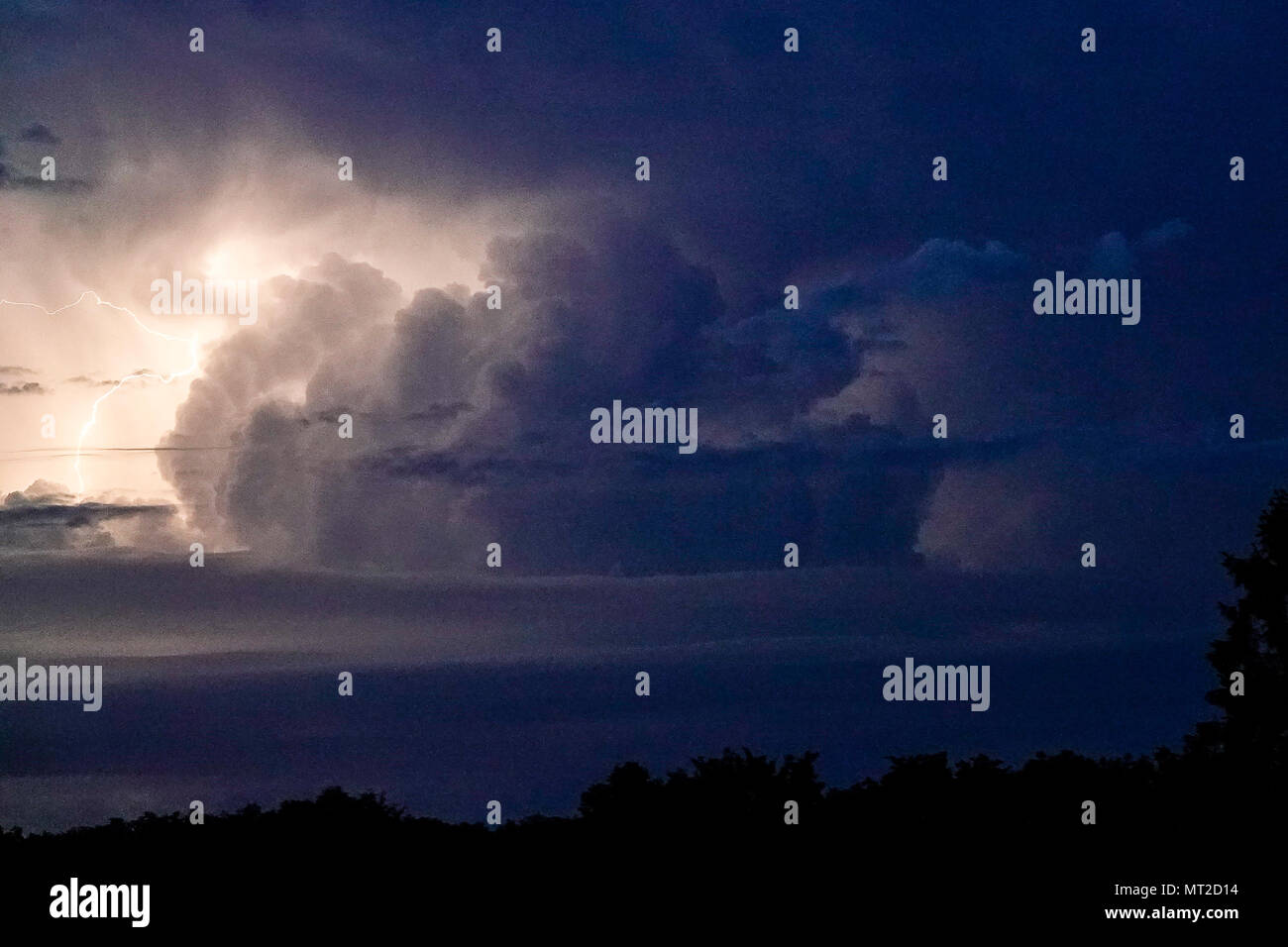 Lombard Street, Shackleford. 27 mai 2018. Les orages de l'ensemble du Home Counties ce soir. Le tonnerre et la foudre sur Shackleford, près de Godalming, dans le Surrey. Banque D'Images