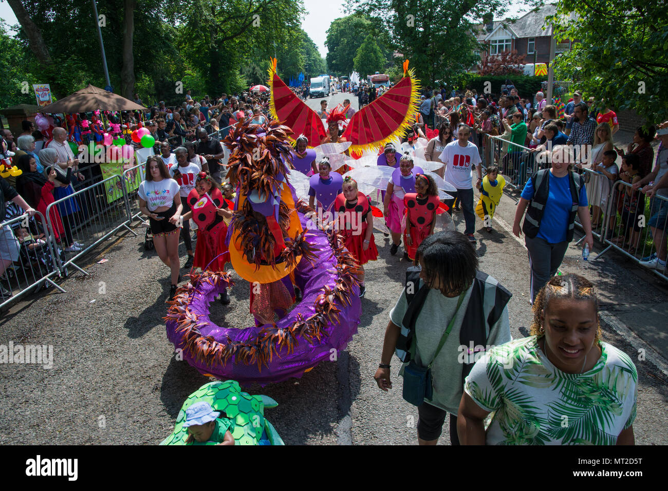 Luton, Royaume-Uni. 27 mai 2018. Le vibrant 42e Carnaval international de Luton encercle Wardown Park. Des milliers de personnes ont regardé passer la procession colorée. Crédit : Stephen Bell/Alamy Live News. Banque D'Images