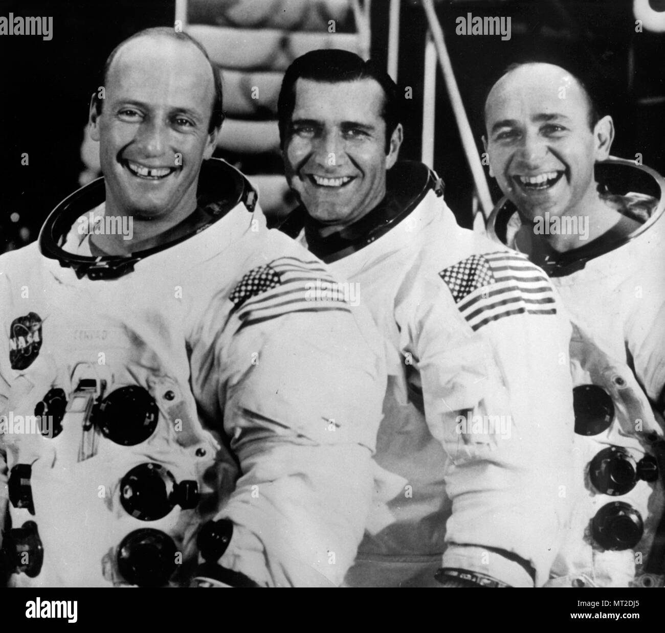 ALAN BEAN (Mars 15, 1932 - Mai 26, 2018) était un officier de la marine américaine et l'aviateur naval, ingénieur aéronautique, pilote d'essai, et l'astronaute de la NASA ; il était la quatrième personne à marcher sur la Lune. Il a été sélectionné pour devenir astronaute par la NASA en 1963. Il a fait son premier vol dans l'espace à bord d'Apollo 12, la deuxième mission habitée à la terre sur la Lune, en 1969 à l'âge de 37. Il a fait son deuxième et dernier vol dans l'espace sur la mission Skylab 3 en 1973. Il a pris sa retraite de la marine des États-Unis en 1975 et de la NASA en 1981. Sur la photo : 15 Déc., 1969 - au Centre spatial Kennedy, en Floride, États-Unis - Apollo 12 astronau Banque D'Images
