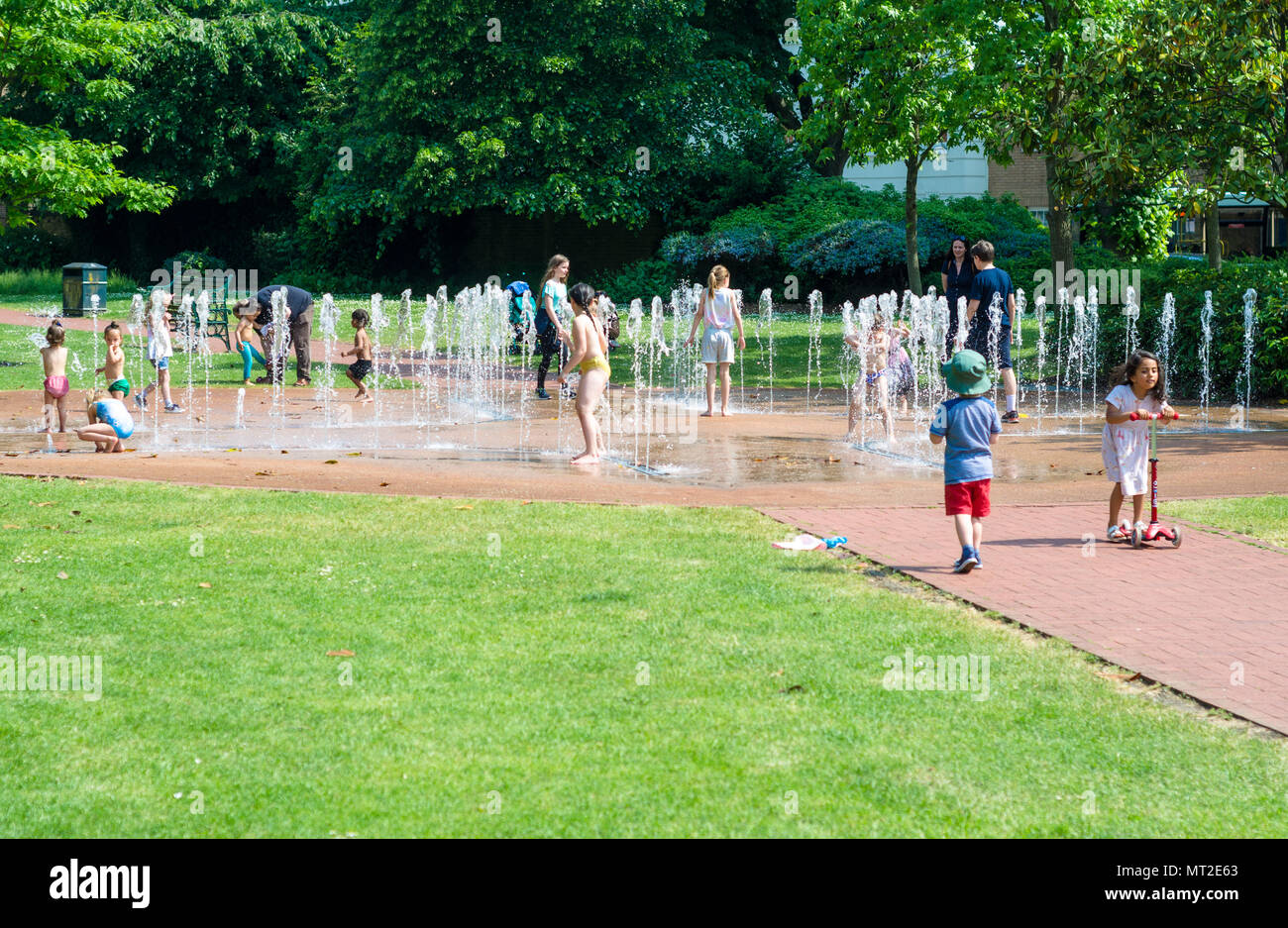 Enfants jouant dans l'écoulement des eaux pluviales dans Bachelors Acre à Windsor, Berkshire, Royaume-Uni. Banque D'Images