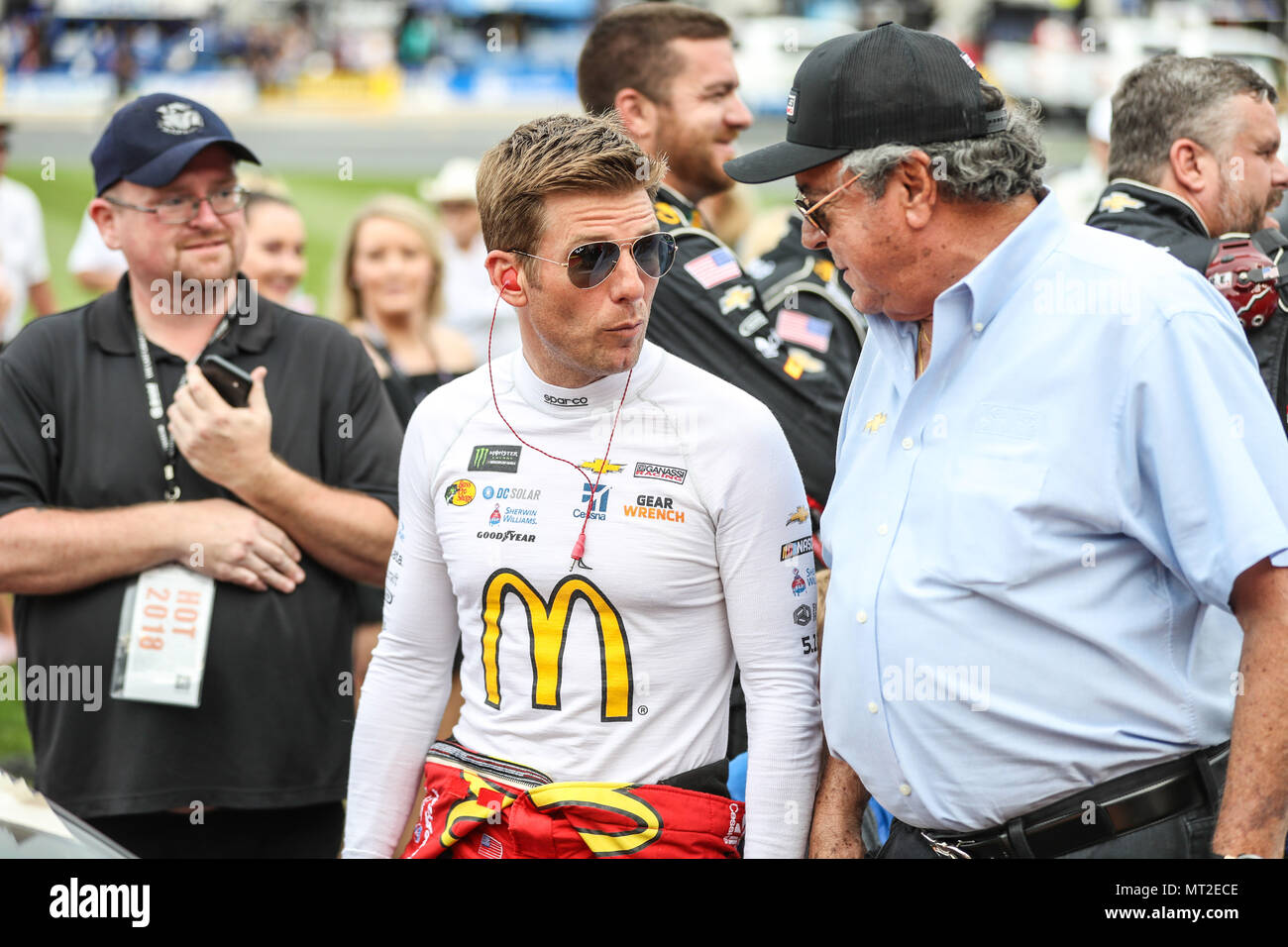 Concord, NC, USA. 27 mai, 2018. Monster Energy Cup NASCAR pilote série Jamie McMurray (1) et Felix Sabates parler avant le Coca-Cola 600 à Concord, NC. Jonathan Huff/CSM/Alamy Live News Banque D'Images