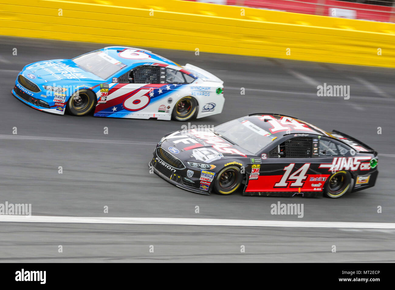 Concord, NC, USA. 27 mai, 2018. Monster Energy Cup NASCAR drivers série Clint Bowyer (14) et Matt Kenseth (6) Course à la position au large du tour quatre au cours de la Coca-Cola 600 à Concord, NC. Jonathan Huff/CSM/Alamy Live News Banque D'Images