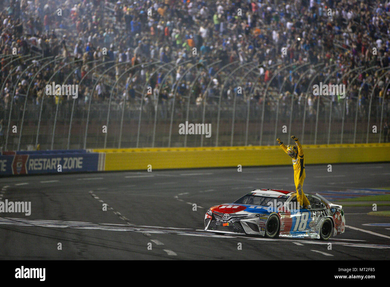 Concord, Caroline du Nord, USA. 27 mai, 2018. Kyle Busch (18) gagne le Coca-Cola 600 à Charlotte Motor Speedway à Concord, en Caroline du Nord. Crédit : Stephen A. Arce/ASP/ZUMA/Alamy Fil Live News Banque D'Images