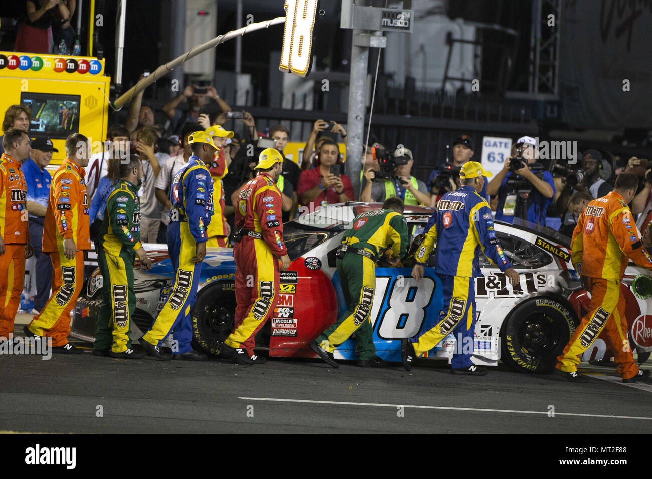 Concord, Caroline du Nord, USA. 27 mai, 2018. Kyle Busch (18) gagne le Coca-Cola 600 à Charlotte Motor Speedway à Concord, en Caroline du Nord. Crédit : Stephen A. Arce/ASP/ZUMA/Alamy Fil Live News Banque D'Images