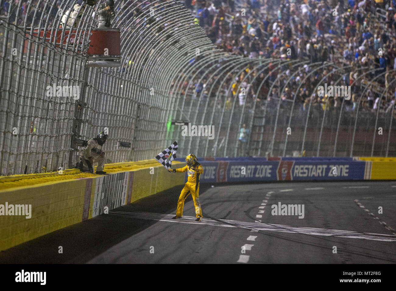 Concord, Caroline du Nord, USA. 27 mai, 2018. Kyle Busch (18) gagne le Coca-Cola 600 à Charlotte Motor Speedway à Concord, en Caroline du Nord. Crédit : Stephen A. Arce/ASP/ZUMA/Alamy Fil Live News Banque D'Images