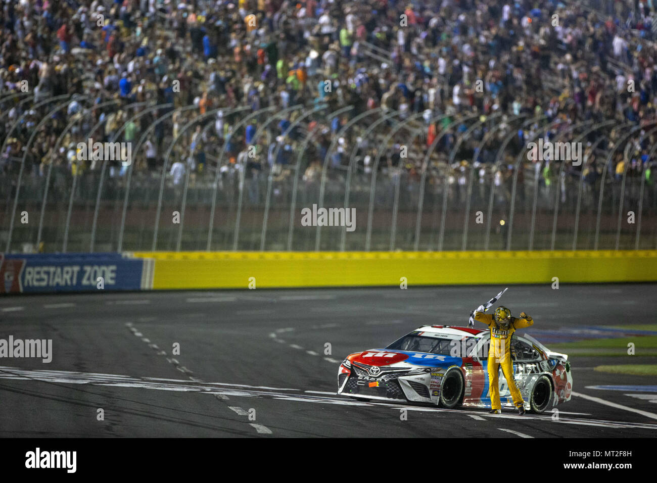 Concord, Caroline du Nord, USA. 27 mai, 2018. Kyle Busch (18) gagne le Coca-Cola 600 à Charlotte Motor Speedway à Concord, en Caroline du Nord. Crédit : Stephen A. Arce/ASP/ZUMA/Alamy Fil Live News Banque D'Images