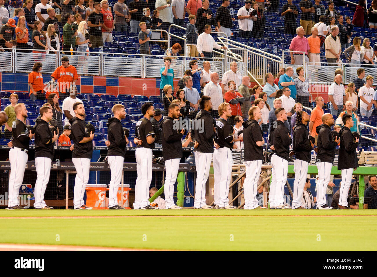 Miami, Floride, USA. 27 mai, 2018. L'équipe des Marlins de Miami se lever pendant l'hymne national lors de la match de baseball entre ressortissants Washington et Miami Marlins Marlin au parc. Credit : Fernando Oduber SOPA/Images/ZUMA/Alamy Fil Live News Banque D'Images