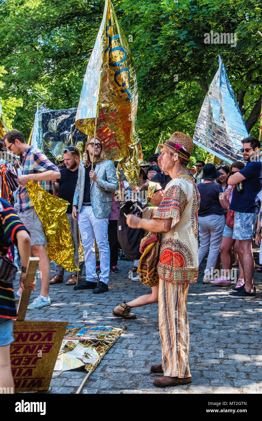 Allemagne, Berlin-Mitte, 27 mai 2018. Démonstration par le brillant 'les nombreux' contre la Nation-wide démo AFD-droite sur le même jour. Les manifestants réunis dans le parc Weinberg habillés en vêtements lumineux et brillant portant des banderoles et drapeaux Les manifestants ont défilé du parc par l'intermédiaire de Mitte à la porte de Brandebourg pour protester contre le racisme, l'antisémitisme, le fascisme et le nazisme. Les nombreuses est une association d'artistes, ensembles et des acteurs qui s'opposent à l'extrémisme de droite et en faveur de la démocratie et une société diversifiée. crédit : Eden Breitz/Alamy Live News Banque D'Images