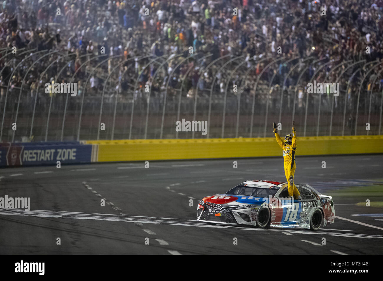 Concord, Caroline du Nord, USA. 27 mai, 2018. Kyle Busch (18) gagne le Coca-Cola 600 à Charlotte Motor Speedway à Concord, en Caroline du Nord. Crédit : Stephen A. Arce/ASP/ZUMA/Alamy Fil Live News Banque D'Images