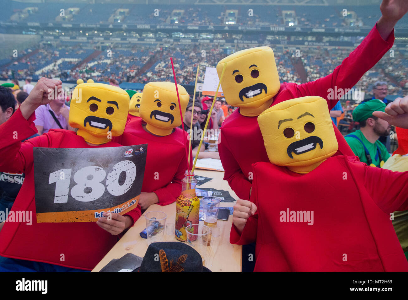Gelsenkirchen, Allemagne. 25 mai, 2018. Fans déguisés en Maennchen Lego, déguisement, fan, fans, spectateurs, supporters, sympathisants, jubilation, encourager, applaudir, joie, Cheers, célébrer, Allemand Fléchettes Masters, le 25.05.2018 dans la Veltins Arena de Gelsenkirchen, Allemagne. Utilisation dans le monde entier | Credit : dpa/Alamy Live News Banque D'Images