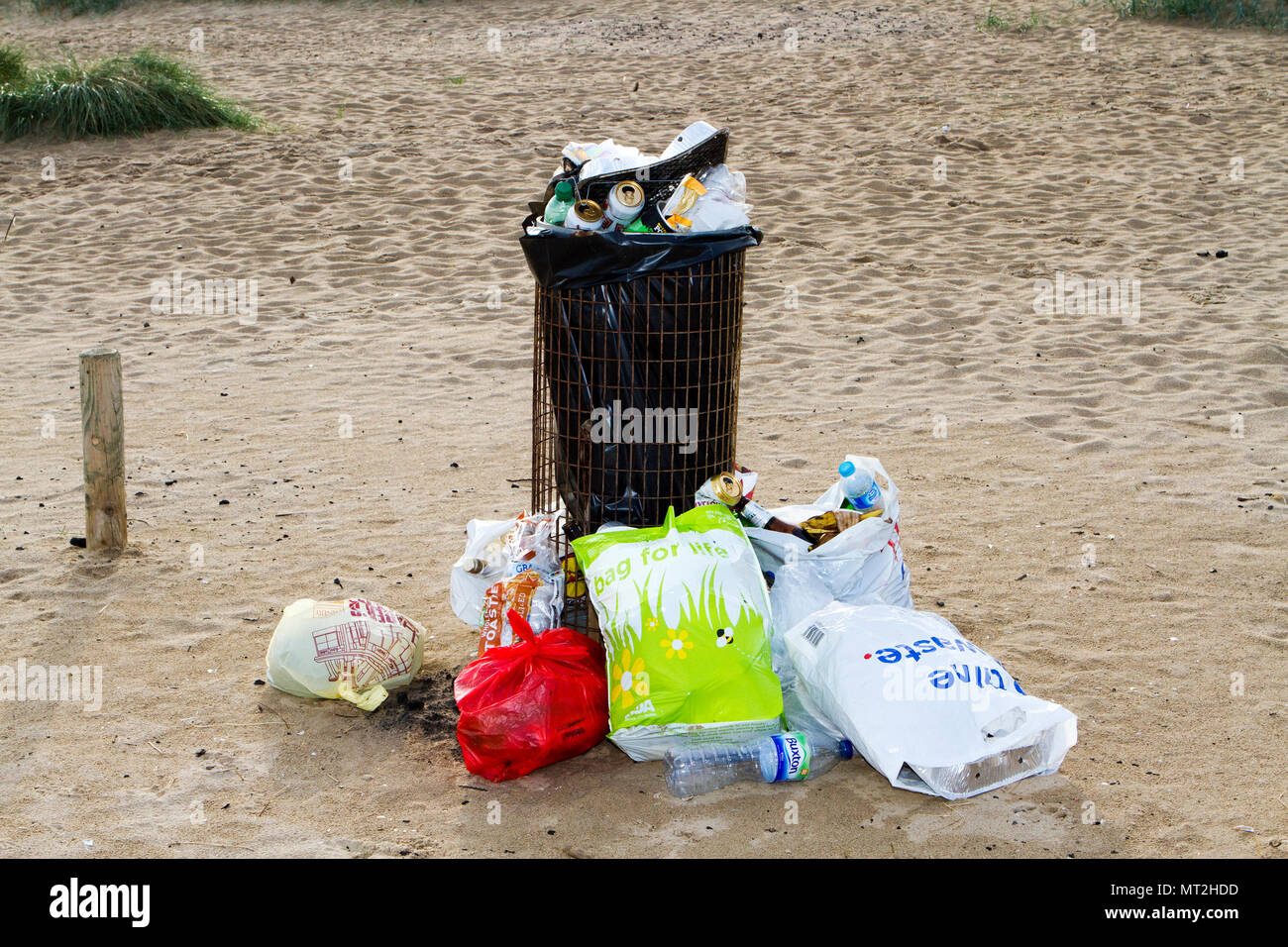 Plage sale, Southport, Merseyside. 28 mai 2018. Banque mondiale fêtards quittent les plages de Southport jonché d'ordures, jeté des barbecues et des canettes de bière vides. Les grains de beauté étaient couverts de détritus et de sacs de déchets étaient empilés à côté de poubelles débordent. De nombreux simplement laissé leurs déchets derrière après avoir des barbecues et des boissons en plein air - obligeant les escadrons de nettoyage de sauter dans l'action aujourd'hui. Alors que certains ont tenté d'effacer en plaçant leur litière près d'une poubelle, la nature sont encore entachés par des montagnes de déchets qui couve. Credit : Cernan Elias/Alamy Live News Banque D'Images