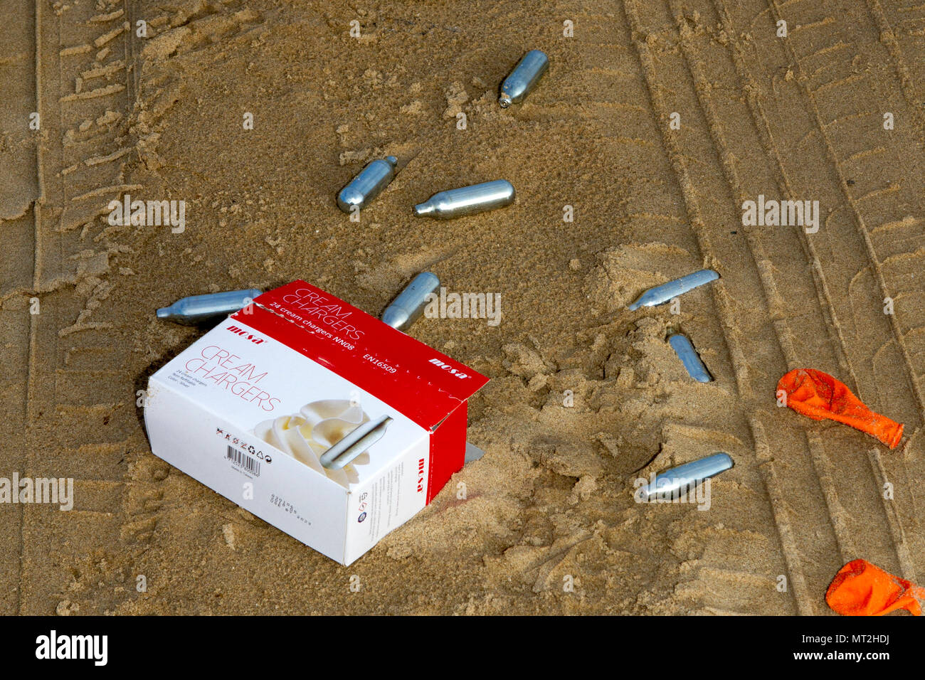 Plage sale, Southport, Merseyside. 28 mai 2018. Banque mondiale fêtards quittent les plages de Southport jonché d'ordures, jeté des barbecues et des canettes de bière vides. Les grains de beauté étaient couverts de détritus et de sacs de déchets étaient empilés à côté de poubelles débordent. De nombreux simplement laissé leurs déchets derrière après avoir des barbecues et des boissons en plein air - obligeant les escadrons de nettoyage de sauter dans l'action aujourd'hui. Alors que certains ont tenté d'effacer en plaçant leur litière près d'une poubelle, la nature sont encore entachés par des montagnes de déchets qui couve. Credit : Cernan Elias/Alamy Live News Banque D'Images