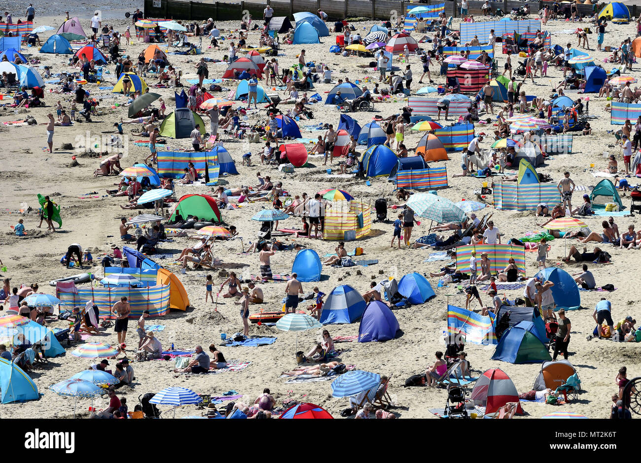 Lyme Regis, UK. 28 mai 2018. Vacances de banque météo à Lyme Regis, dans le Dorset. Finnbarr Crédit : Webster/Alamy Live News Banque D'Images