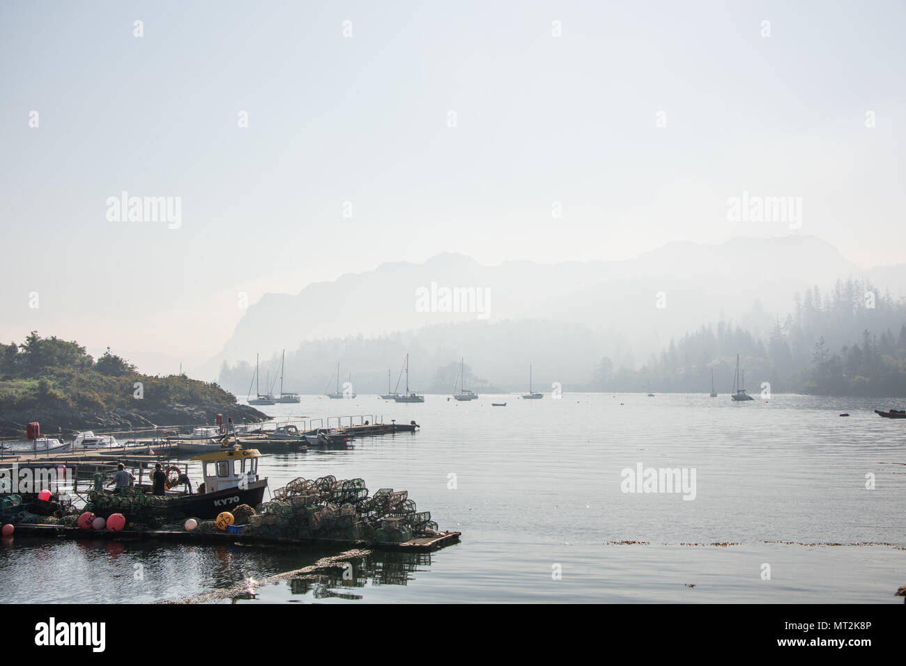 Discussion Les incendies dans l'ouest des Highlands d'Écosse provoquant un épais brouillard de fumée sur le port de Plockton dans la matinée. Banque D'Images