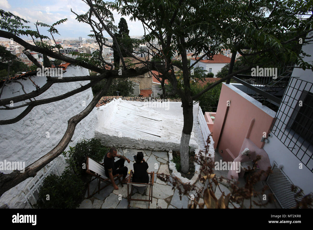 Athènes. 27 mai, 2018. Photo prise le 27 mai 2018 présente une vue d'Anafiotika, le pittoresque petit quartier d'Athènes, Grèce. Anafiotika se trouve dans le nord-est du côté de la colline de l'Acropole, et fait partie de l'ancien quartier historique appelé Plaka. Credit : Marios Lolos/Xinhua/Alamy Live News Banque D'Images