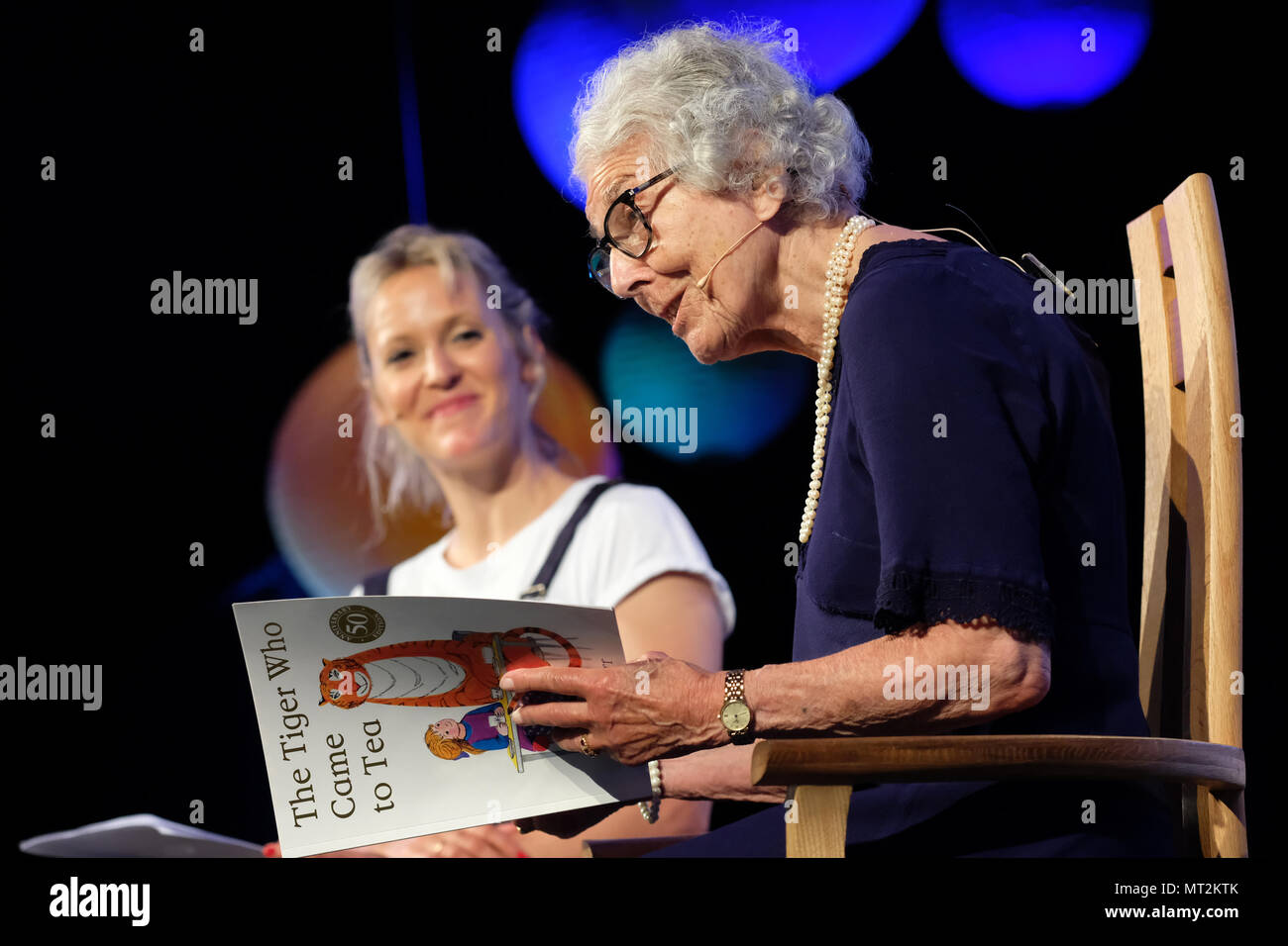 Hay Festival, Hay on Wye, UK - Mai 2018 - 94 ans auteur Judith Kerr se lit à partir de son plus célèbre livre pour enfants Le tigre qui est venu à plateau - le livre a été publié pour la première fois il y a 50 ans, animée par Clémence Burton-Hill - Photo Steven Mai / Alamy Live News Banque D'Images