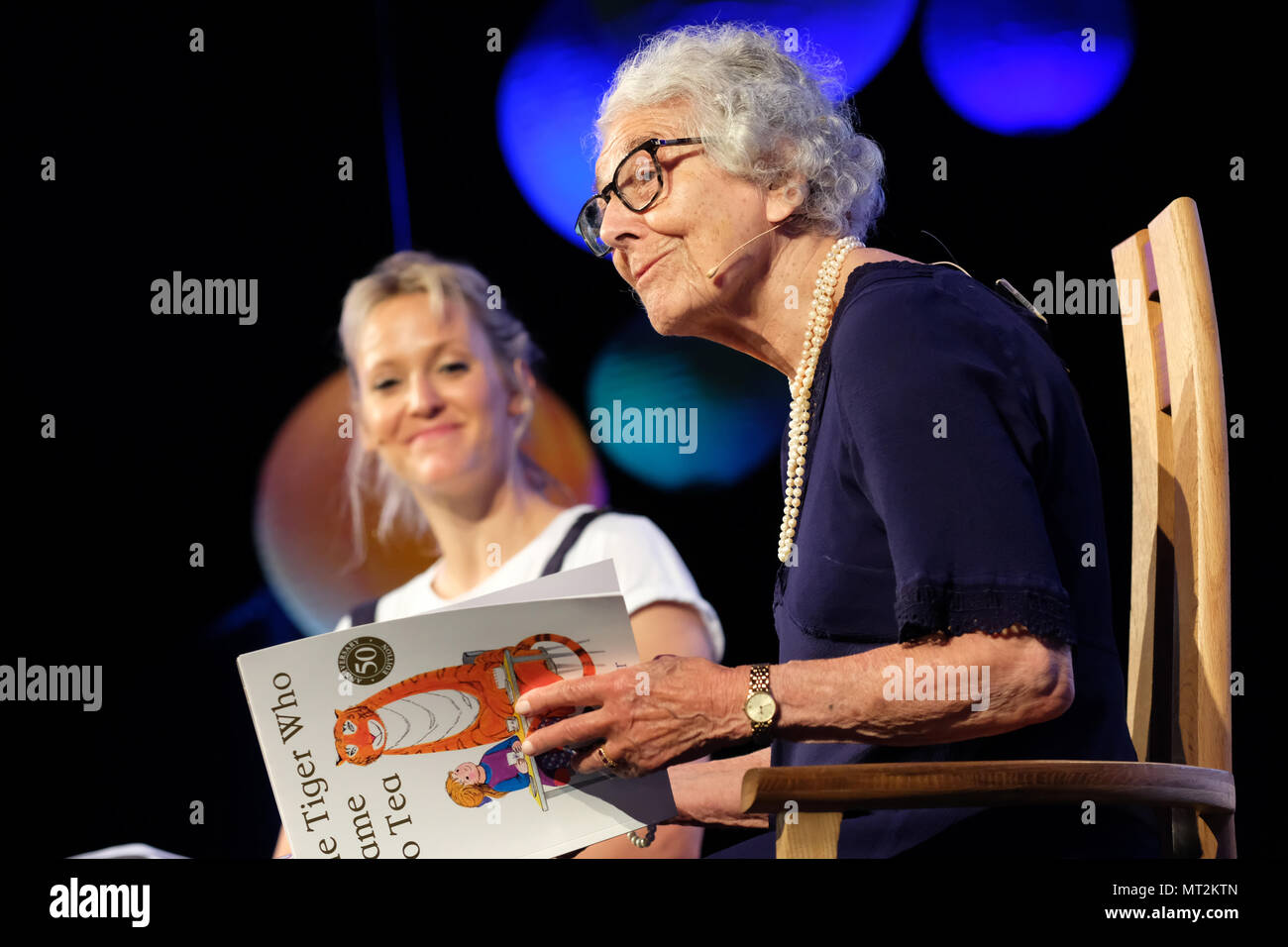 Hay Festival, Hay on Wye, UK - Mai 2018 - 94 ans auteur Judith Kerr se lit à partir de son plus célèbre livre pour enfants Le tigre qui est venu à plateau - le livre a été publié pour la première fois il y a 50 ans, animée par Clémence Burton-Hill - Photo Steven Mai / Alamy Live News Banque D'Images