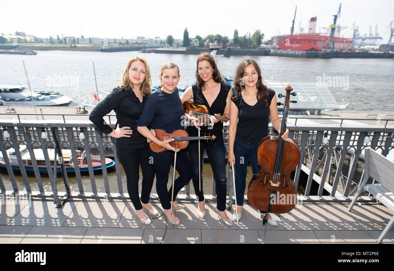 28 mai 2018, l'Allemagne, Hambourg : Les membres du quatuor classique Salut beauté, Olga Shkrygunova (l-r), Angelika Bachmann, Iris Siegfried et Romy Nagy, photographié au cours d'une conférence de presse. Le Quatuor a présenté une Coupe du monde musical medley intitulé '32 hymnes à 1:56'. Photo : Daniel Reinhardt/dpa Banque D'Images