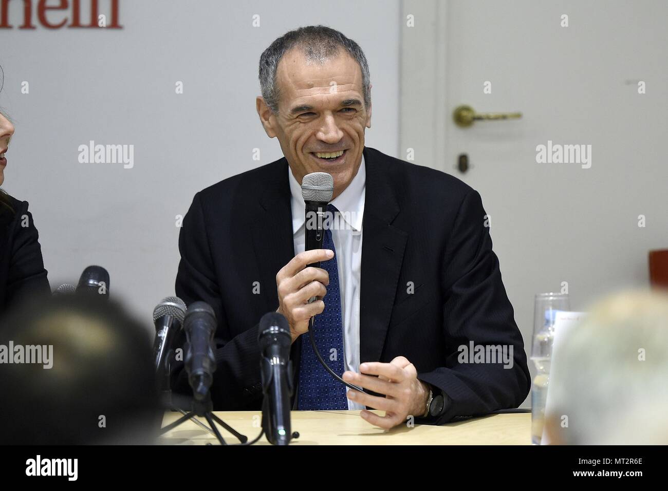 Rome, 13 mars 2018 Carlo Cottarelli lors de la présentation du livre "Les Sept Péchés capitaux de l'économie italienne' ph. ÂˆšÃ‡â€ © Luigi ( Mistrulli, Rome - 2018-03-13) ps la photo peut être utilisé en respectant le contexte dans lequel elle a été prise, et sans l'intention diffamatoire des personnes représentées (Luigi Mistrulli, FOTO LES ARCHIVES - 2018 -05-28) ps la photo peut être utilisé en respectant le contexte dans lequel elle a été prise, et sans l'intention diffamatoire de la décoration des personnes représentées Banque D'Images