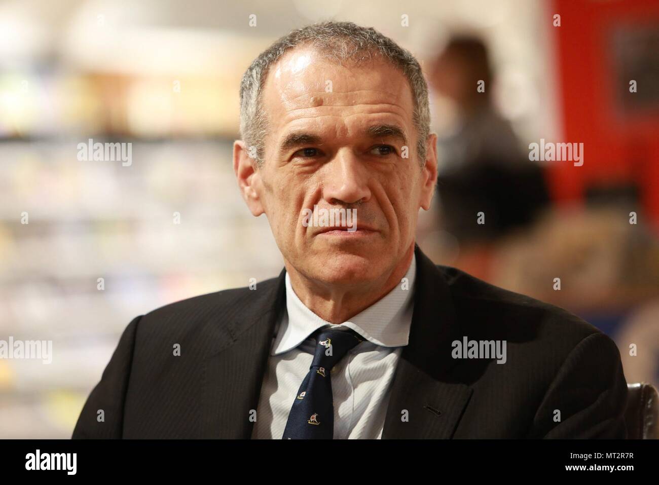 Librairie Feltrinelli à Piazza Duomo, présentation du livre Les Sept Péchés capitaux de l'économie, par Carlo Cottarelli (Davide Salerno, Milan - 2018-03-09) ps la photo peut être utilisé en respectant le contexte dans lequel elle a été prise, et sans l'intention diffamatoire de la décoration des personnes représentées (Davide Salerno, FOTO ARCHIVIO - 2018-05-28) ps la photo peut être utilisé en respectant le contexte dans lequel elle a été prise, et sans l'intention diffamatoire de la décoration des personnes représentées Banque D'Images