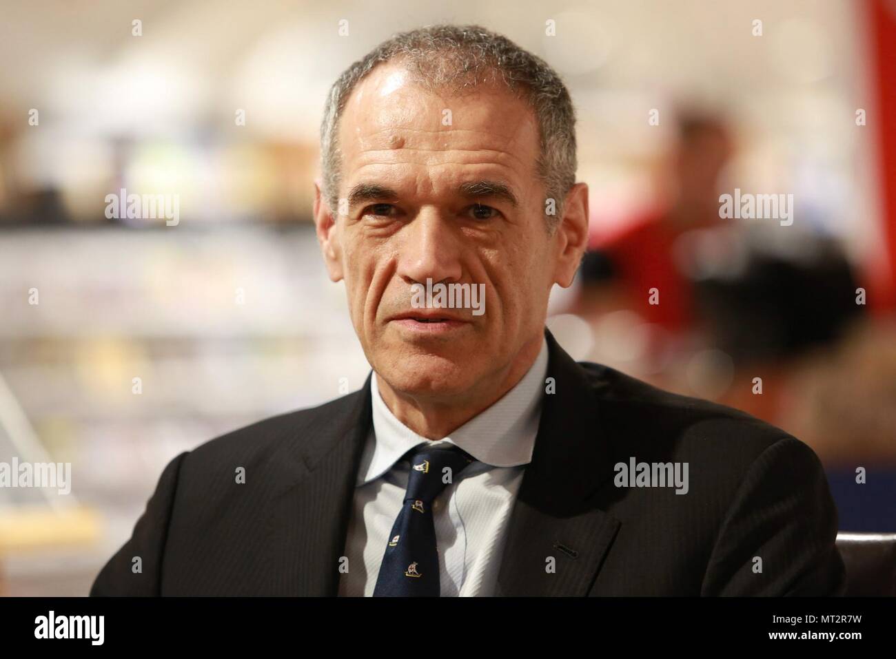Librairie Feltrinelli à Piazza Duomo, présentation du livre Les Sept Péchés capitaux de l'économie, par Carlo Cottarelli (Davide Salerno, Milan - 2018-03-09) ps la photo peut être utilisé en respectant le contexte dans lequel elle a été prise, et sans l'intention diffamatoire de la décoration des personnes représentées (Davide Salerno, FOTO ARCHIVIO - 2018-05-28) ps la photo peut être utilisé en respectant le contexte dans lequel elle a été prise, et sans l'intention diffamatoire de la décoration des personnes représentées Banque D'Images