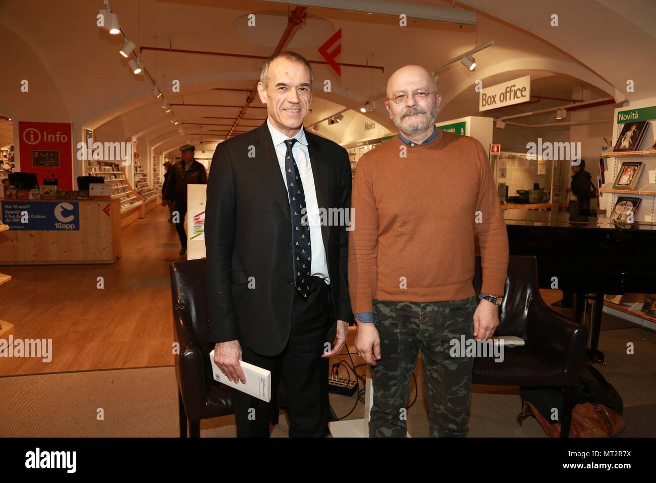Librairie Feltrinelli à Piazza Duomo, présentation du livre Les Sept Péchés capitaux de l'économie, par Carlo Cottarelli avec Oscar Giannino (Davide Salerno, Milan - 2018-03-09) ps la photo peut être utilisé en respectant le contexte dans lequel elle a été prise, et sans intention diffamatoire de la dignité des personnes représentées (Davide Salerno, PHOTO ARCHIVE - 2018-05-28) ps la photo est utilisable à l'égard du contexte dans lequel elle a été prise, et sans intention diffamatoire de la dignité des personnes représentées Banque D'Images