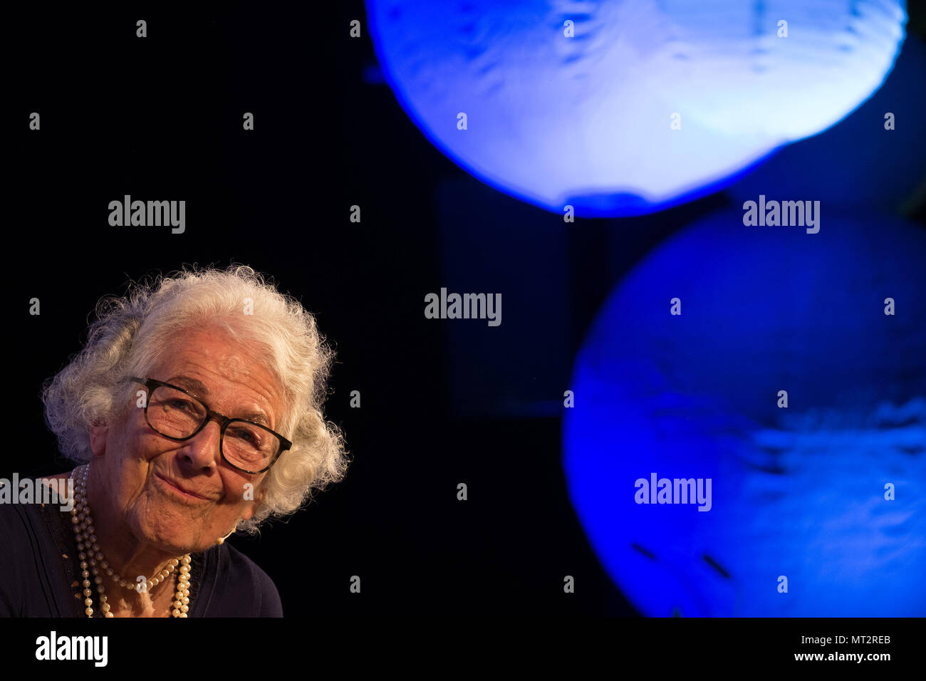 Le Hay Festival, Hay on Wye, Bank Holiday Lundi, 28 mai 2018. Auteur de 94 ans JUDITH KERR , créateur de 'Le tigre qui est arrivé au plateau', parlant sur scène , sur les vacances de banque lundi, au cinquième jour de la 31 e Hay Festival Photo © Keith Morris / Alamy Live News Banque D'Images