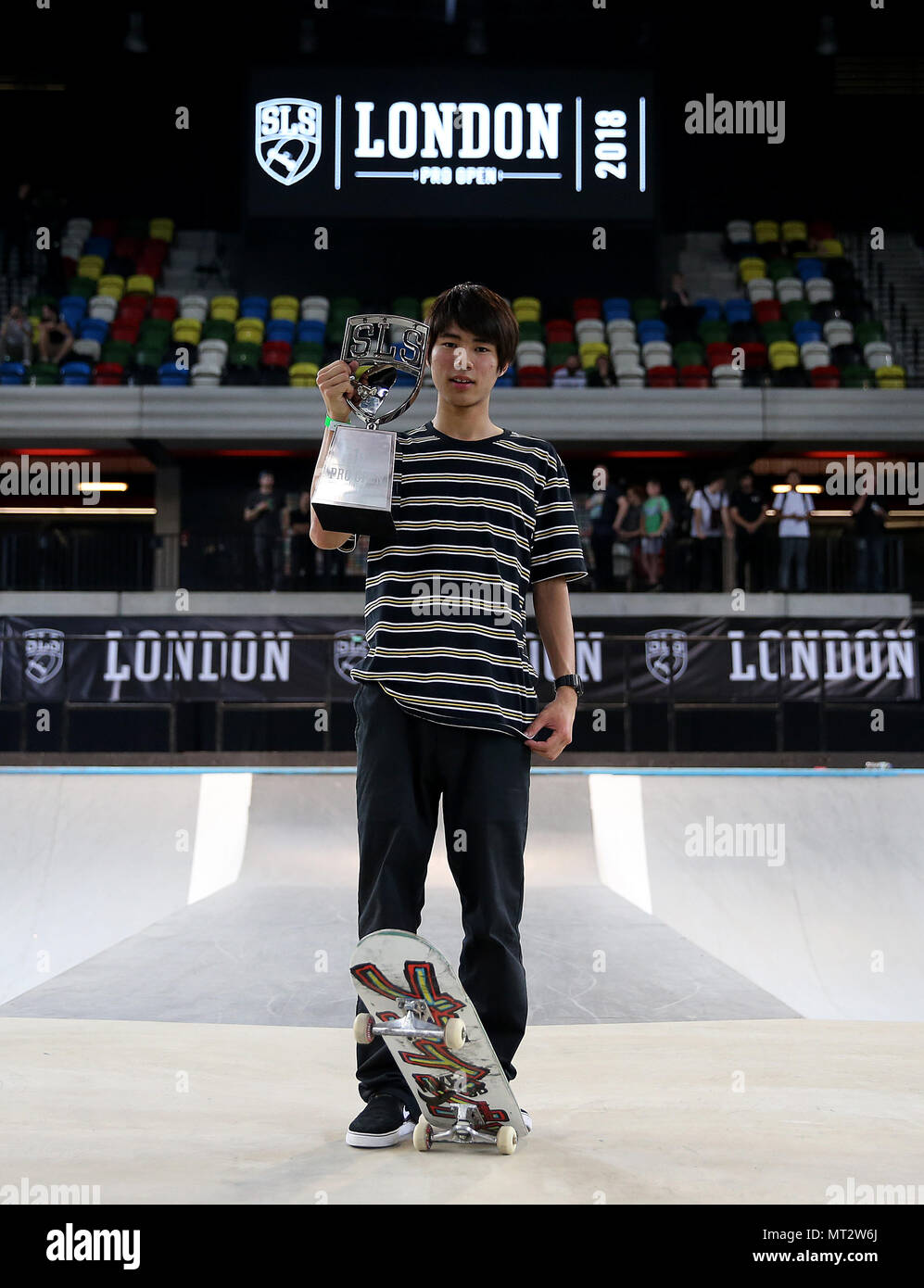 Yuto Horigome célèbre avec le trophée après avoir remporté la finale chez  les hommes au cours de la deuxième journée de la SLS 2018 Pro ouvert à la  boîte de cuivre, Londres
