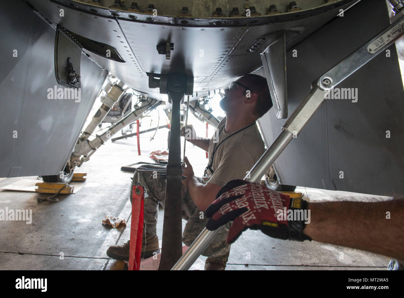 Les cadres supérieurs de l'US Air Force Airman Taylor peut, technicien affecté à quai phase 140e Wing, Colorado Air National Guard, desserre les vis sur un F-16 Falcon Jet phase en préparation d'une inspection du moteur à Kadena Air Base, Okinawa, Japon, le 6 juin 2017. Mai est le théâtre d'appui Support Package, une formation systématique responsable d'aider à maintenir la stabilité et la sécurité dans la région du Pacifique. (U.S. Photo de la Garde nationale aérienne par le personnel. Le Sgt. Bobbie Reynolds) Banque D'Images