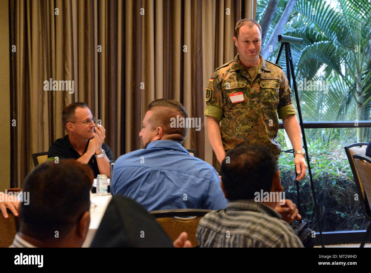 Le Lieutenant-colonel allemand Raimar Neuhaus, M.D., directeur des activités médicales pour Service médical commun, l'OTAN, se présente au cours de la 20e conférence annuelle en matière de santé publique dans de grandes populations (H.E.L.P.) à Honolulu, le 10 juillet Banque D'Images