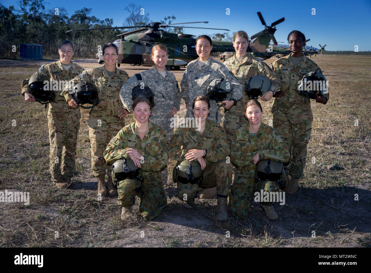 Les femmes pilotes de l'Australien et l'armée des États-Unis sont à l'entraînement de Shoalwater Bay dans le cadre du groupe de combat pendant l'exercice Pegasus Talisman Saber 2017. De gauche à droite debout : United States Army Major Alicia McCraw, le Lieutenant-colonel Liz Martin, l'Adjudant-chef Deux Amy Fox, le capitaine Christina Smith, 1er Lieutenant Kacie Ryan et le Lieutenant Tiffany Spears. De gauche à knealing : Lieutenant de l'armée australienne Bonnie Hunt, le capitaine Candice Priebbenow Tarryn et Capitaine Ryan. (Royal Australian Air Force photo par le Cpl. Steve Duncan) Banque D'Images