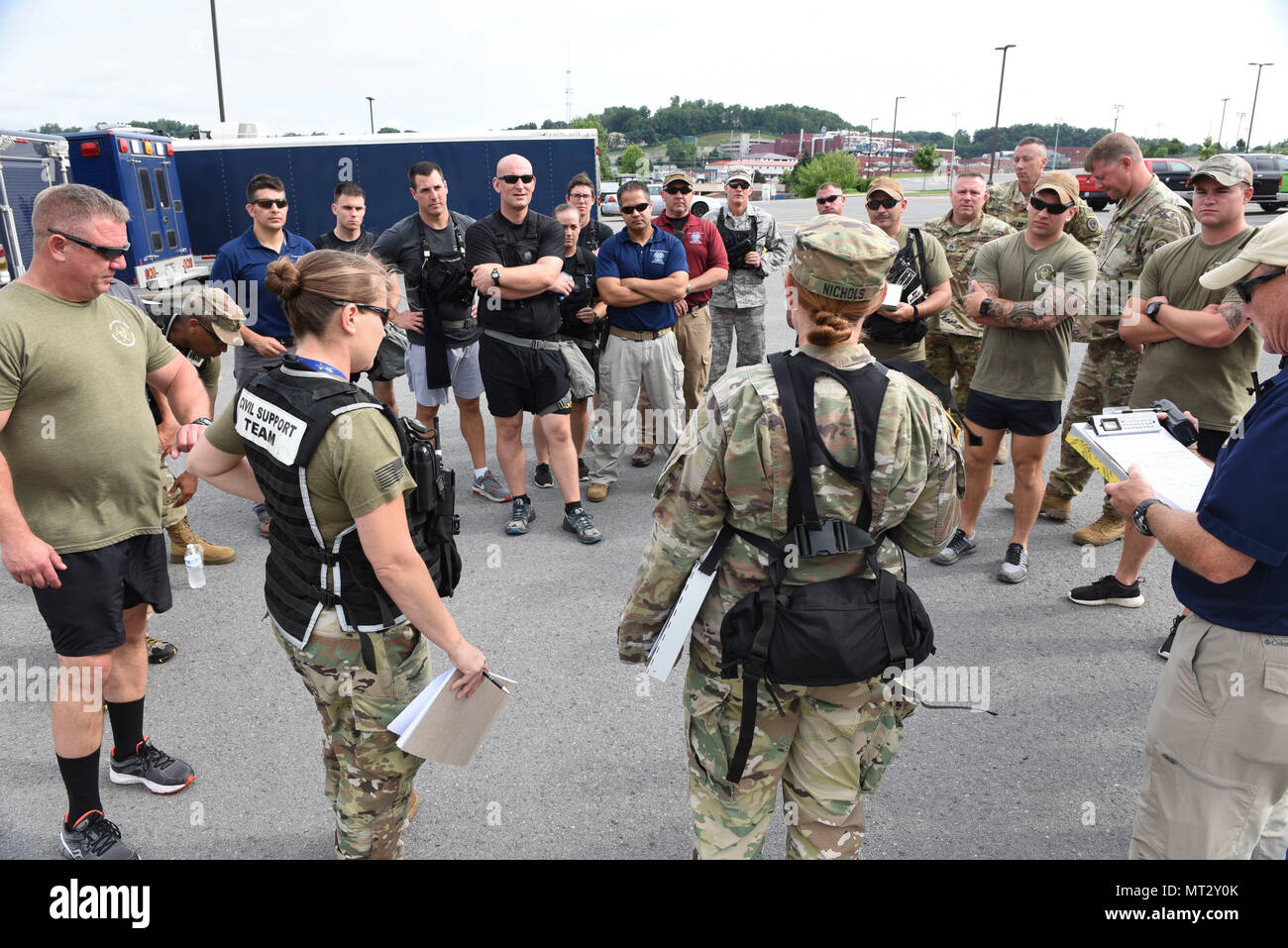 La 35e équipe de l'aide aux civils affectés à la Garde nationale de la Virginie de l'Ouest et la 3e équipe de l'aide aux civils affectés à la Garde nationale de Pennsylvanie se préparent à entrer dans un complexe de Morgantown, W.Va., le 22 juillet, dans le cadre de l'événement particulier, l'exploitation Dawson tempête, un exercice d'entraînement à plusieurs endroits dans la région de West Virginia. La Garde nationale de la Virginie de l'Ouest a mené l'exercice de formation du 20 au 25 juillet dans la région de Preston, Monongalia et comtés de Kanawha. Les unités militaires et civils des agences d'intervention ont participé à l'exercice conçu pour simuler des situations d'urgence telles que les produits chimiques, biologiques, r Banque D'Images