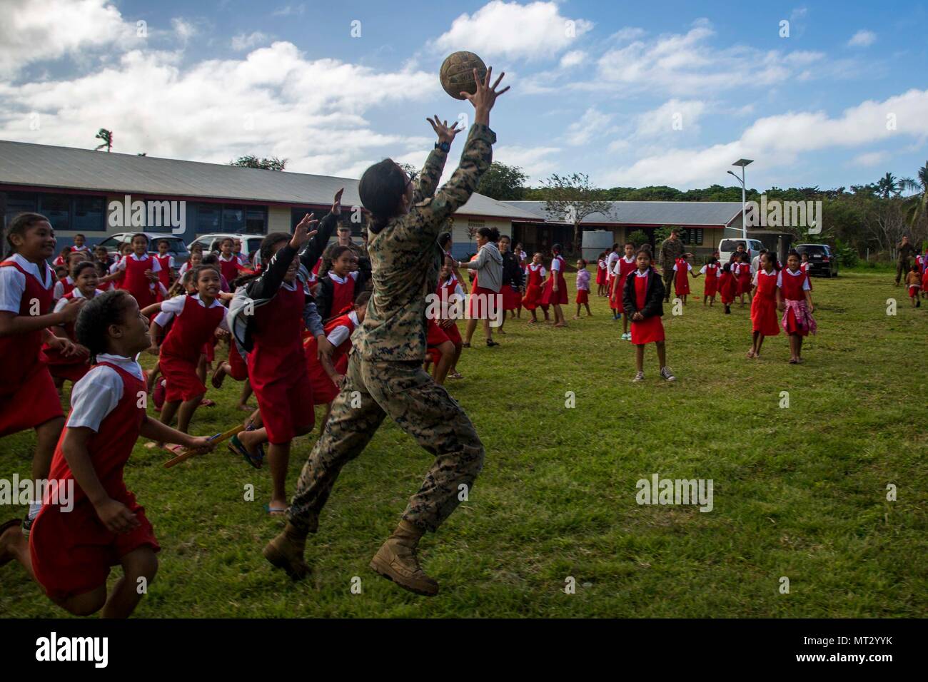 Corps des Marines des États-Unis Le Cpl. Christy Barron, un tech mun avec du bataillon logistique de combat Joint Task Force 3 à 17 captures, Moana Koa une balle en jouant avec un groupe d'enfants à l'école élémentaire Lapaha comme un cadre de l'exercice, TAFAKULA sur l'île de Tongatapu (Tonga, le 20 juillet 2017. TAFAKULA d'exercice est conçu pour renforcer l'armée à militaires, et les relations communautaires entre Sa Majesté des Tonga dans l'Armée, l'armée française de Nouvelle Calédonie, New Zealand Defence Force, et les Forces armées des États-Unis. (U.S. Marine Corps photo par MCIPAC le Caméra de combat. Juan C. Bustos) Banque D'Images