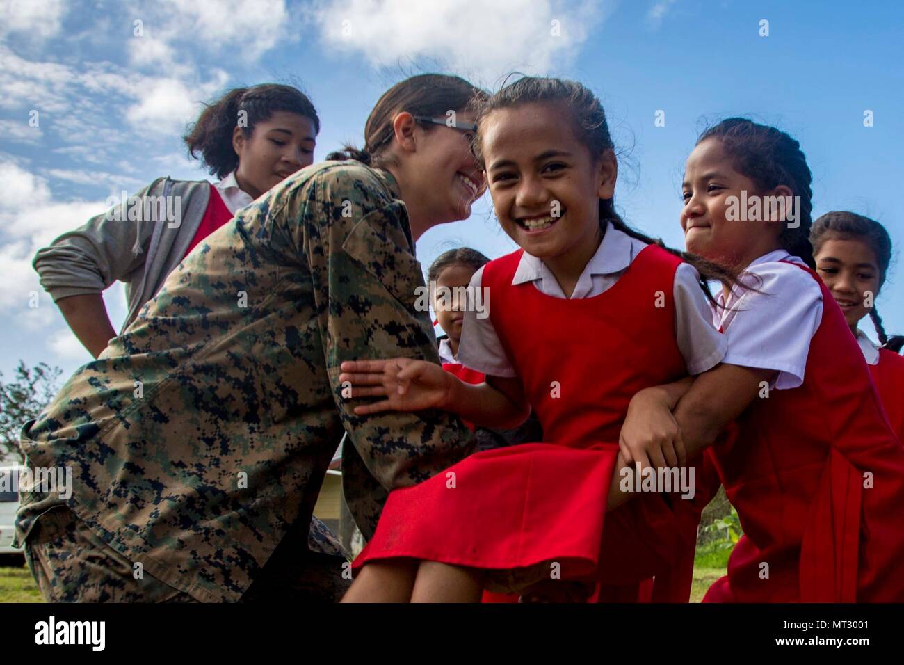 Corps des Marines des États-Unis Le Cpl. Christy Barron, un tech mun avec du bataillon logistique de combat Joint Task Force 3 à 17 Koa Moana, joue avec les enfants des écoles à l'école élémentaire Lapaha comme un cadre de l'exercice, TAFAKULA sur l'île de Tongatapu (Tonga, le 20 juillet 2017. TAFAKULA d'exercice est conçu pour renforcer l'armée à militaires, et les relations communautaires entre Sa Majesté des Tonga dans l'Armée, l'armée française de Nouvelle Calédonie, New Zealand Defence Force, et les Forces armées des États-Unis. (U.S. Marine Corps photo par MCIPAC le Caméra de combat. Juan C. Bustos) Banque D'Images