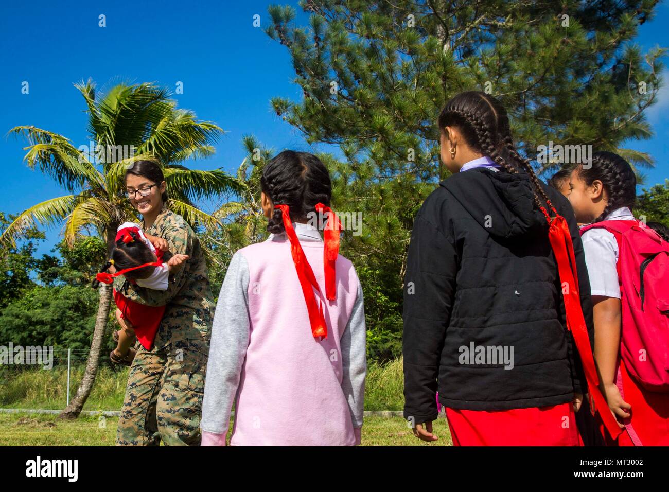 Corps des Marines des États-Unis Le Cpl. Christy Barron, un tech mun avec du bataillon logistique de combat Joint Task Force 3 à 17 Koa Moana, joue avec les enfants des écoles à l'école élémentaire Lapaha comme un cadre de l'exercice, TAFAKULA sur l'île de Tongatapu (Tonga, le 20 juillet 2017. TAFAKULA d'exercice est conçu pour renforcer l'armée à militaires, et les relations communautaires entre Sa Majesté des Tonga dans l'Armée, l'armée française de Nouvelle Calédonie, New Zealand Defence Force, et les Forces armées des États-Unis. (U.S. Marine Corps photo par MCIPAC le Caméra de combat. Juan C. Bustos) Banque D'Images