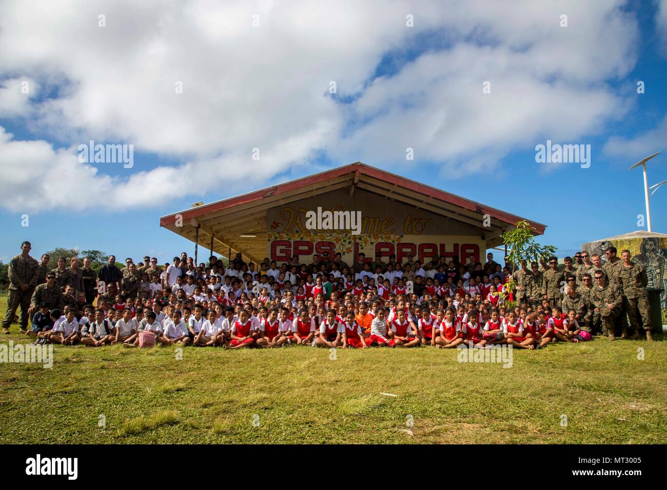 Les Marines américains avec la Force Koa Moana 17 posent pour une photo avec les enfants des écoles à l'école élémentaire Lapaha comme un cadre de l'exercice, TAFAKULA sur l'île de Tongatapu (Tonga, le 20 juillet 2017. TAFAKULA d'exercice est conçu pour renforcer l'armée à militaires, et les relations communautaires entre Sa Majesté des Tonga dans l'Armée, l'armée française de Nouvelle Calédonie, New Zealand Defence Force, et les Forces armées des États-Unis. (U.S. Marine Corps photo par MCIPAC le Caméra de combat. Juan C. Bustos) Banque D'Images