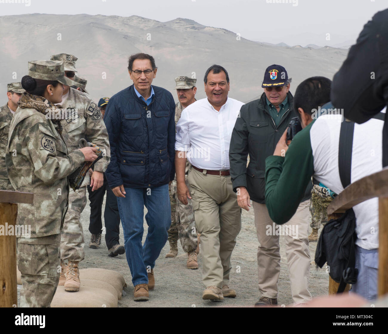 170722-N-GP524-0204 SALINAS, le Pérou (22 juillet 2017) Premier Vice-président du Pérou, M. Martin Vizcarra, centre gauche, arrive au cours d'un débarquement amphibie conjointe dans le cadre de démonstration d'Unitas 2017. UNITAS est une annuelle, exercice multinational axé sur le renforcement de nos partenariats régionaux existants et encourage l'établissement de nouvelles relations par l'échange de connaissances maritimes axée sur la mission et l'expertise au cours des opérations de formation multinationale. (U.S. Photo par marine Spécialiste de la communication de masse 2e classe Bill Dodge/libérés) Banque D'Images