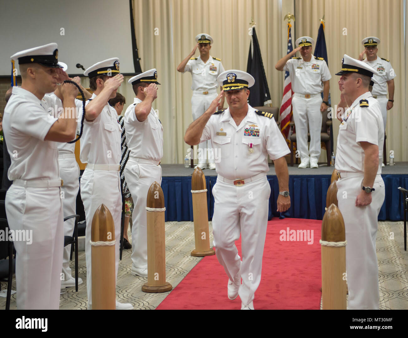Une image d'archives enregistre une cérémonie de changement de commandement tenue le 21 juillet 2017 à Virginia Beach, en Virginie, où le commandant sortant salue les compagnons. Le tirage photographique historique documente les honneurs navals formels et la transition de la direction de l'unité. Banque D'Images