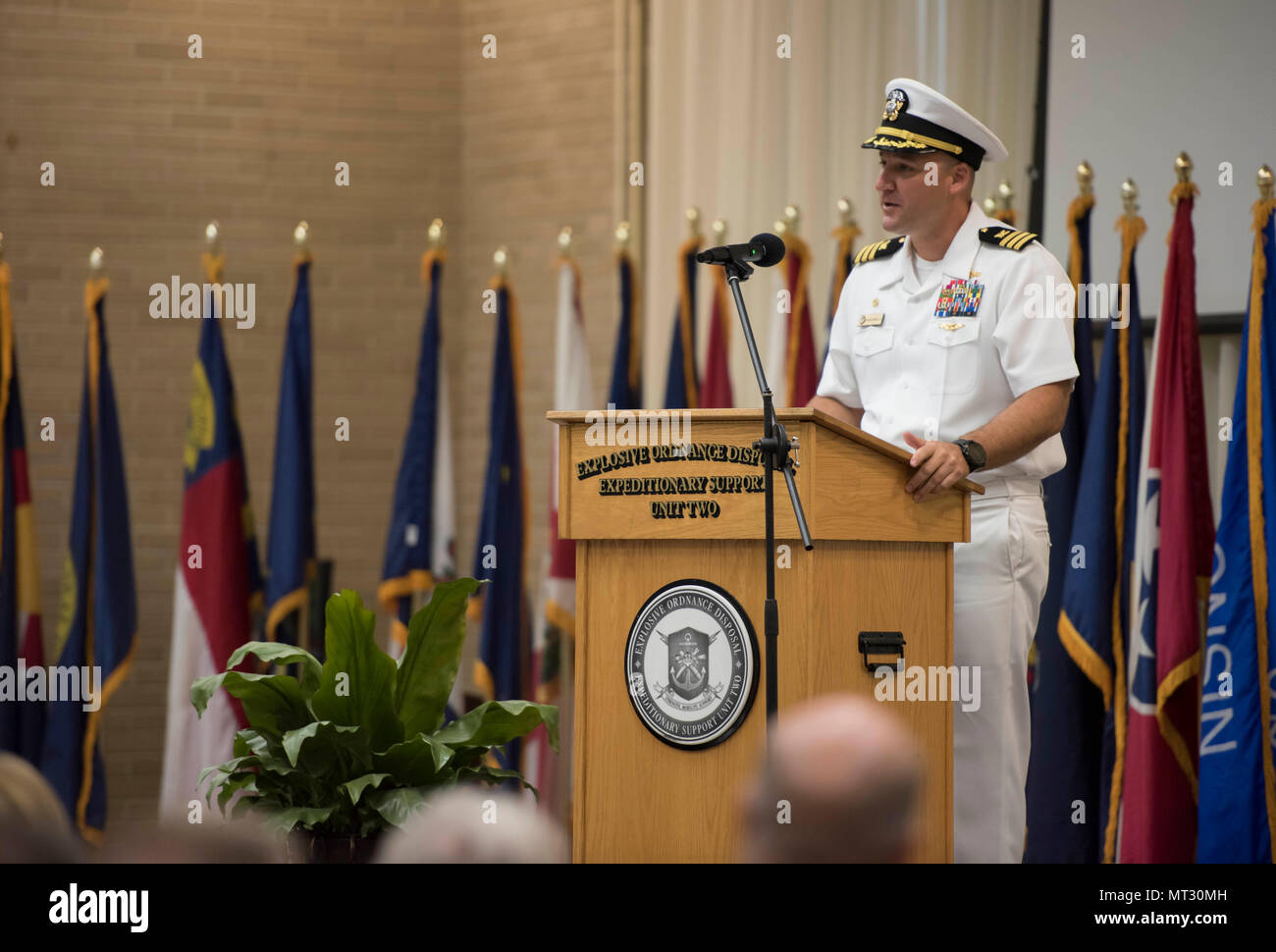 Une image d'archive documente le commandant entrant s'adressant aux marins et aux invités lors d'une cérémonie de changement de commandement le 21 juillet 2017, à Virginia Beach, en Virginie Le tirage photographique historique enregistre des remarques formelles et la transition de la direction de l'unité au sein de la communauté de fin de journée de la Marine. Banque D'Images
