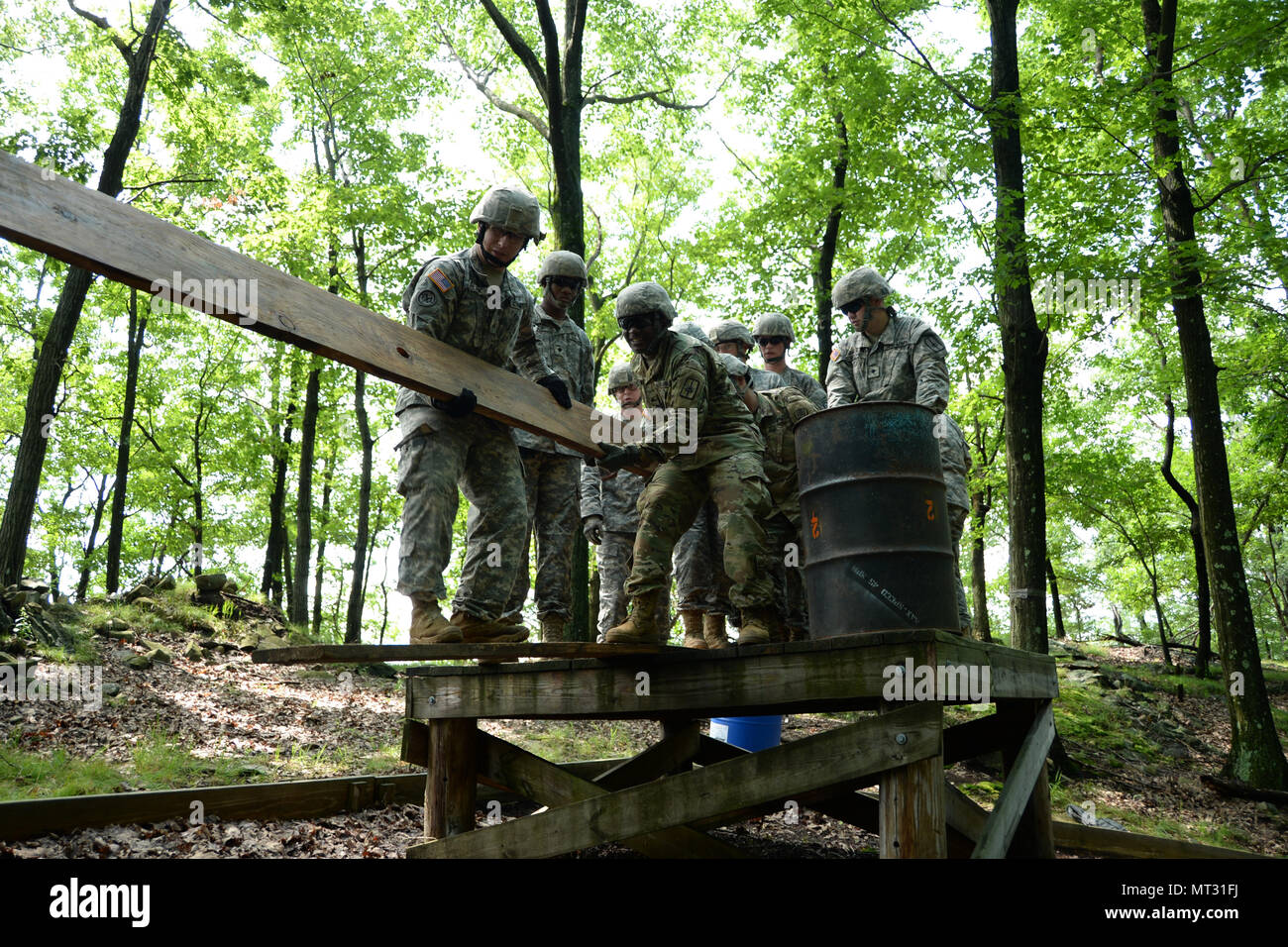 Les soldats de la Garde Nationale de New York, les étudiants de l'avenir bien sûr, chef d'œuvre à travers un obstacle sur la réaction Leader sur le cours de formation Camp Smith Site, Cortlandt Manor, NEW YORK, le 15 juillet 2017. La réaction du leader cours est destiné à aider les soldats apprennent à travailler ensemble en équipe et le contrôle d'une situation difficile comme un chef.La formation faisait partie de la Garde Nationale de New York's Future Leaders, cours d'un programme pilote visant à préparer les soldats à devenir sous-officiers. (U.S. La Garde nationale de l'armée photo de la FPC. Andrew Valenza) Banque D'Images