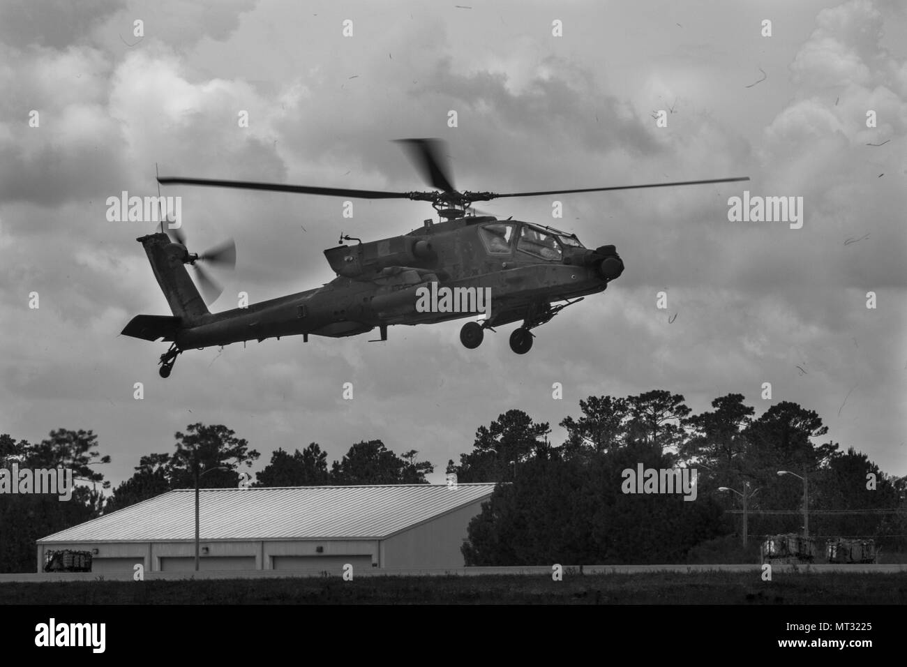 170723-Z-PX072-382 Un hélicoptère d'attaque AH-64 Apache à partir de la Compagnie C, 1er Bataillon, 130er Aviation, la Garde nationale de Caroline du Nord, se prépare à la terre, à l'avant à la Forge d'exploitation Joint Readiness Training Centre, à Fort Polk, en Louisiane, le 23 juillet 2017. (Photo par le Sgt. 1re classe David Bruce, 38e Division d'infanterie, Affaires publiques) Banque D'Images