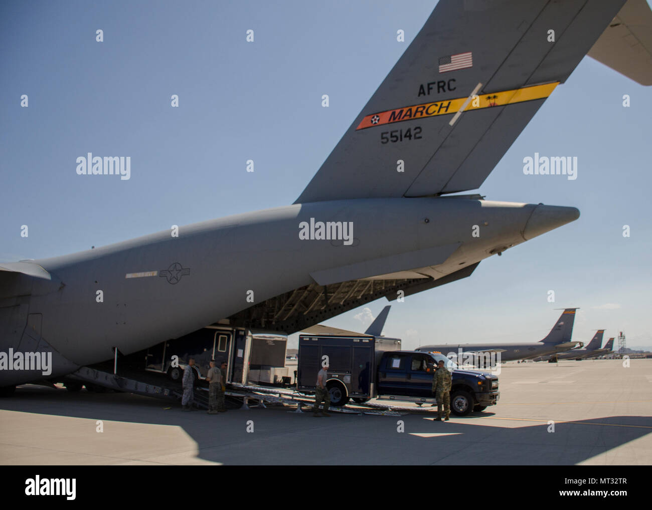 Les membres de la Garde nationale de l'Arizona's 91e équipe de soutien civil charger un camion et remorque sur un avion cargo C-17 Globemaster à Goldwater Air National Guard Base le 18 juillet. La 91e se sont rendus à Buckley Air Force Base, à participer à un exercice de la CST s'entraîner ensemble dans un endroit pour une grande étendue ou incident. (Arizona) La Garde nationale de l'armée photo par le Sgt. 1re classe Robert Freese) Banque D'Images